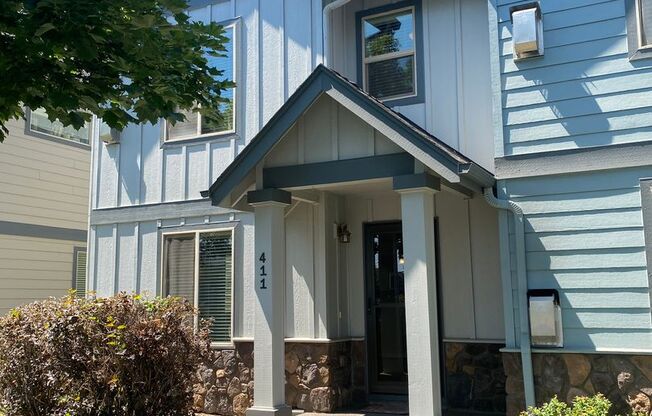 Lovely End Unit 3 Bedroom Townhome in Redmond!  W/S and Landscaping included!