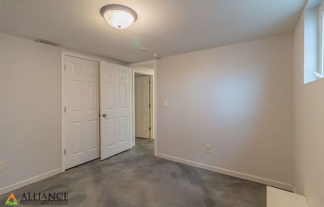 3 beds, 1 bath, 1,008 sqft, $1,140, Unit 02