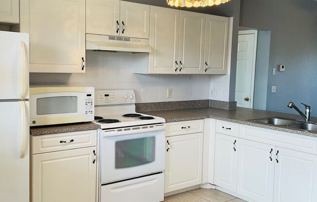 2 beds, 2 baths, 1,087 sqft, $1,450, Unit 1117 Unit 4