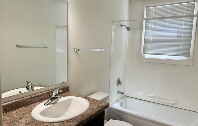 2 beds, 1 bath, $810, Unit 6