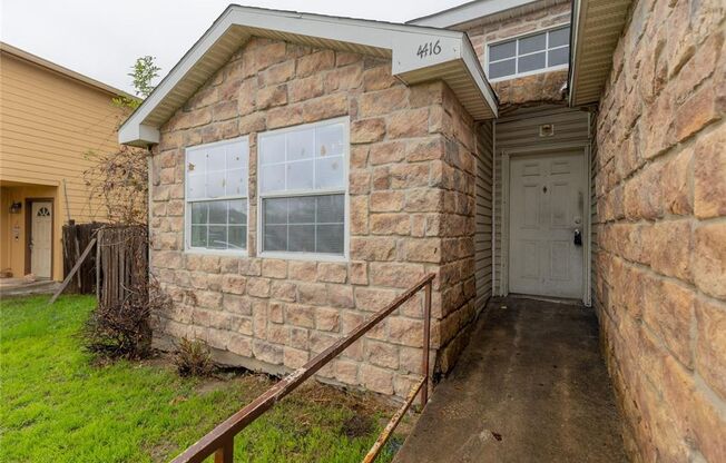 Great Southeast Austin Location! 3 Bed / 2 Bath with Private Back Yard