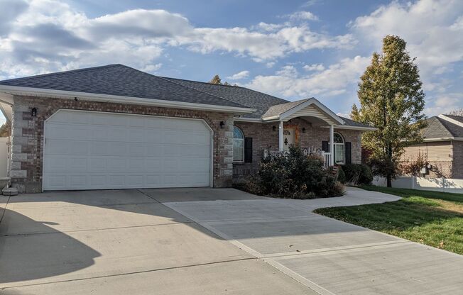 Large and Peaceful Basement Apartment in Mapleton