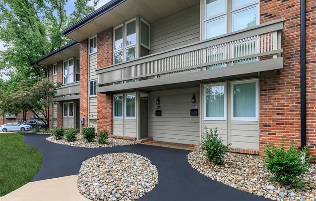 Whispering_Hills_Exterior_8_St_Louis_MO