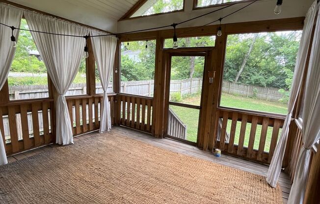 3 Bedroom/ 2.5 Bath Home in Woodbine with Beautiful Screened in Porch and Fenced Yard.