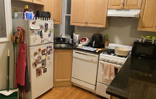 2 beds, 1 bath, $3,000, Unit 15