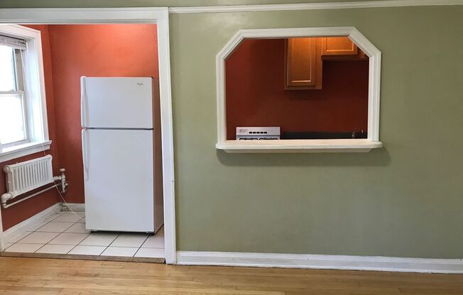 Studio, 1 bath, $825, Unit 32