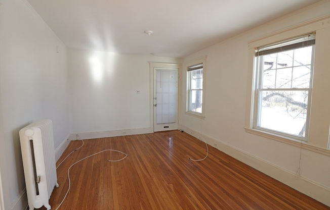 2 beds, 1 bath, $2,700, Unit 52