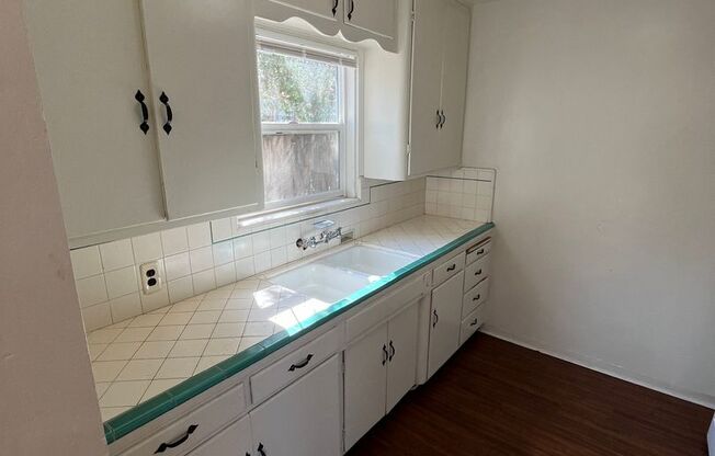 1 bed, 1 bath, $900, Unit 6