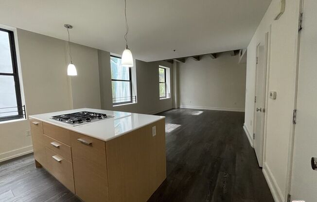 1 bed, 1 bath, 808 sqft, $2,784, Unit 924