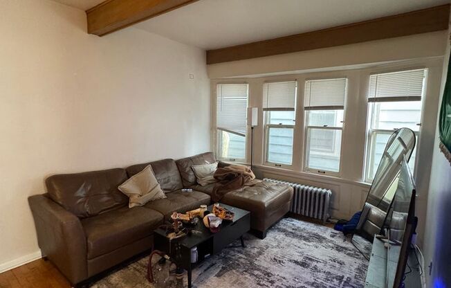 2945 N Oakland