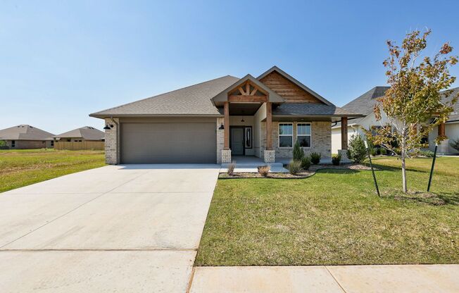 Brand New Home in Mustang!