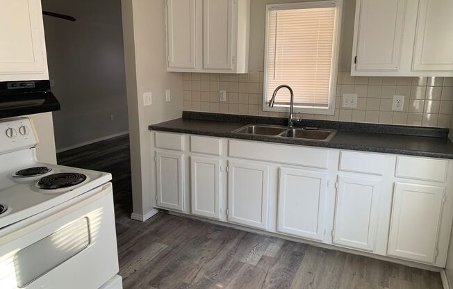 $775 - 2 bedroom/ 1 bathroom - 2 bed home with a fenced in yard!