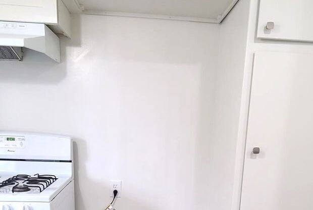 1 bed, 1 bath, $1,800, Unit 5