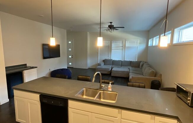 5 beds, 3 baths, $8,000, Unit 422 E. 6th St Apt 1