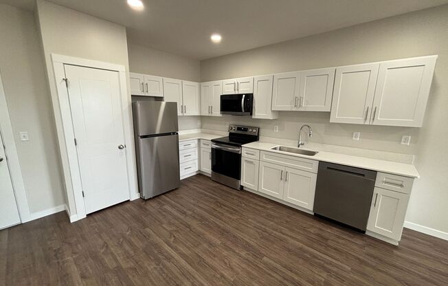 Studio, 1 bath, 660 sqft, $1,195, Unit 415 - S660 Courtyard View