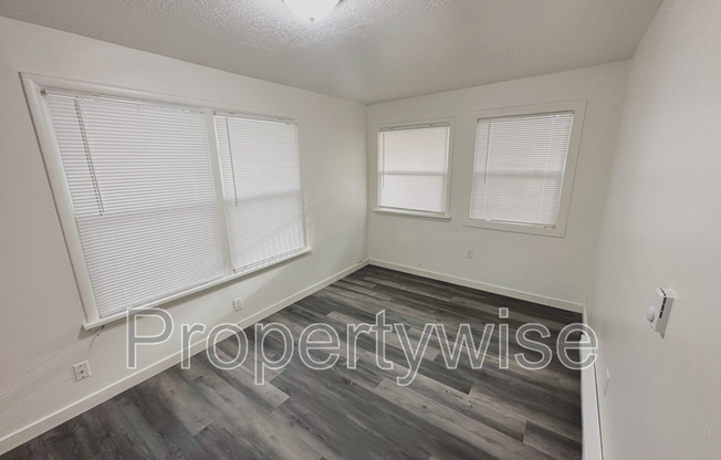1054 W 1520 N