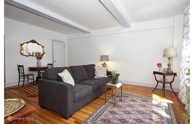 400 E 52 ST