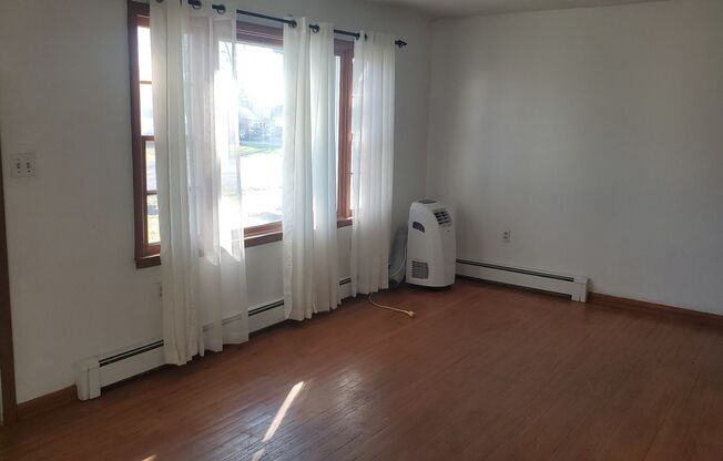 3 bd, 2 ba house NE Columbia, 2nd living room downstairs, fenced, w/d