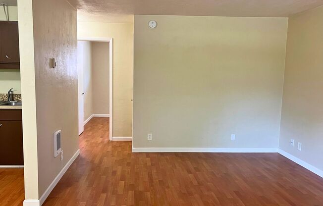 NEU 1333 #5- 1 Bed/1Bath Upstairs Apartment