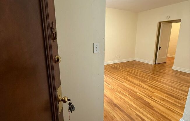 Studio, 1 bath, 294 sqft, $1,230, Unit New King Edward  5A4