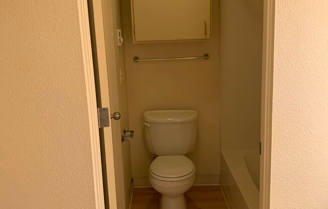 2 beds, 1.5 baths, 940 sqft, $1,705, Unit 0142