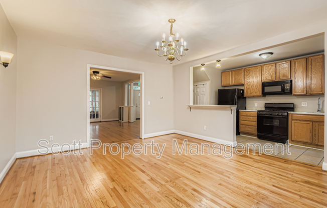 824 E 33 ST