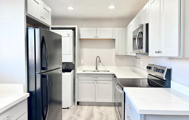 *MOVE IN SPECIAL - PRIVATE BACKYARD* Gorgeously Renovated 2 Bed 1 Bath in The Biltmore! In Unit Washer/ Dryer! Gorgeous Garden Style Apartment Home Community!