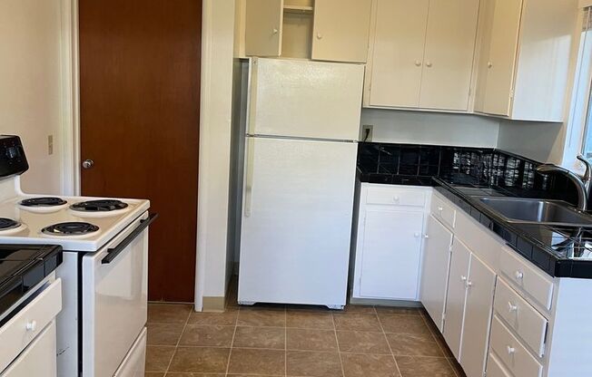 2 beds, 1 bath, $2,450, Unit 07