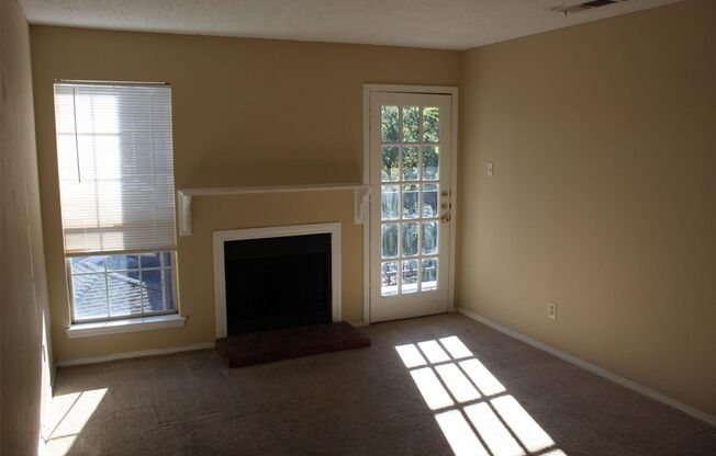 Cozy 2 bedroom Condo in Far North Dallas with a pool view!