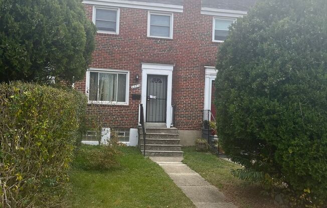 3bed 1.5 Bathroom Townhome located 4353 Robertson Ave