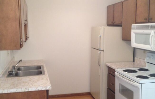 2 beds, 1 bath, 851 sqft, $875, Unit 12