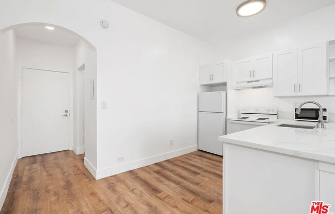 Studio, 1 bath, 405 sqft, $2,700, Unit 546