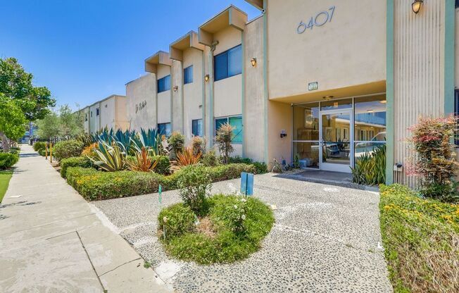 Hyde Park Living – Steps to Transit, Parks & Crenshaw!