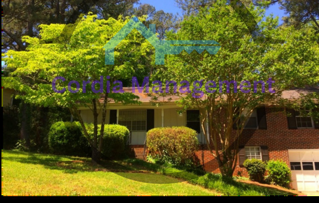 Lovely 3 bedroom 2 Bath with Garden Green Kitchen