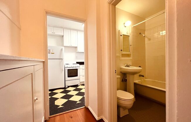 Studio, 1 bath, 551 sqft, $1,600, Unit 025