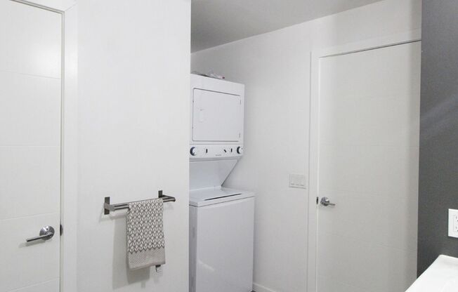 1 bed, 1 bath, 809 sqft, $2,525, Unit 208