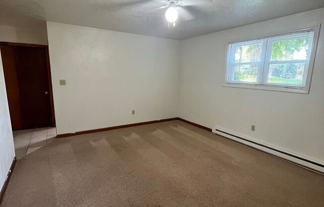 2 beds, 1 bath, 903 sqft, $1,290, Unit J-12