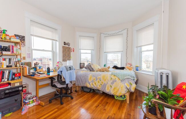 4 beds, 1 bath, $4,500, Unit Unit #25