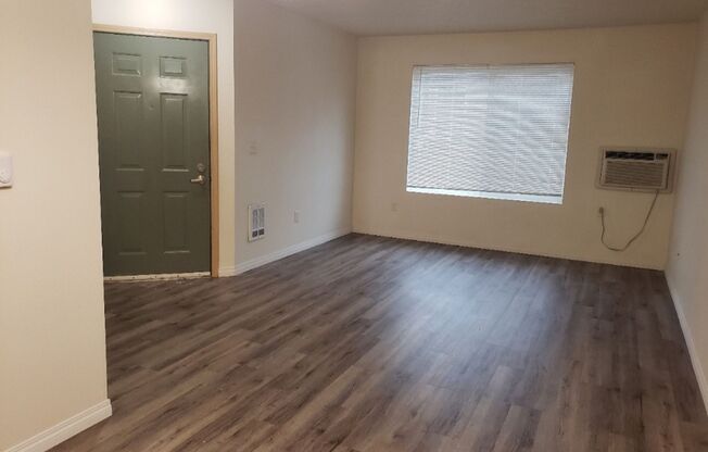 2 beds, 1 bath, 890 sqft, $1,295, Unit A201