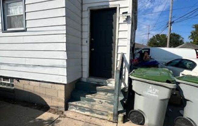 2 beds, 1 bath, $1,075