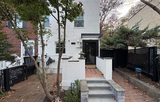 Stylish, Upper Level Unit 3 Bed 1.5 Bath Home With A Fenced Patio In Warwick Village