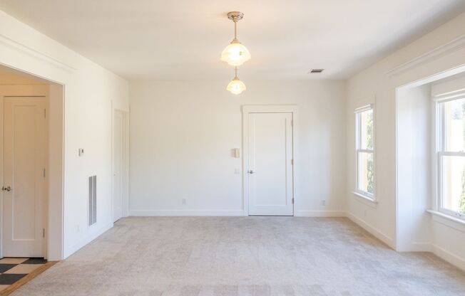 Charming 2BD/1BA Top Floor Apartment! Laundry! Parking! PROGRESSIVE