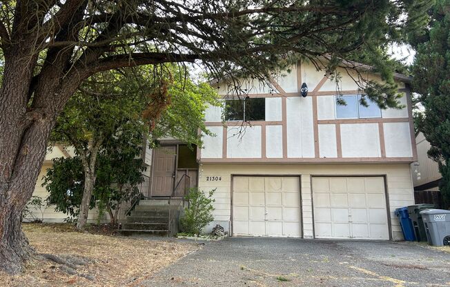 Renovated 3 Bed, 2.5 bath home w/2-car garage in Kent's East Hill/Meridian, $3,075/mo.