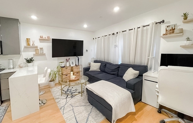 6 EVERETT PL