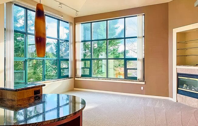 Penthouse condo in the ideal location in the heart of Redmond.