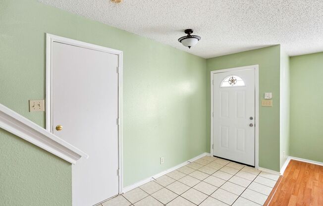 2 Story 4 BD | 2.5 BA Available in July near Medical Center!