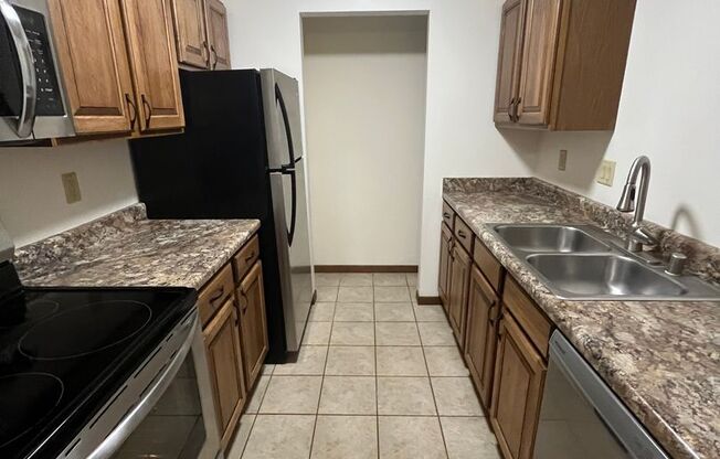 2 beds, 1 bath, 965 sqft, $1,650, Unit 7726RD