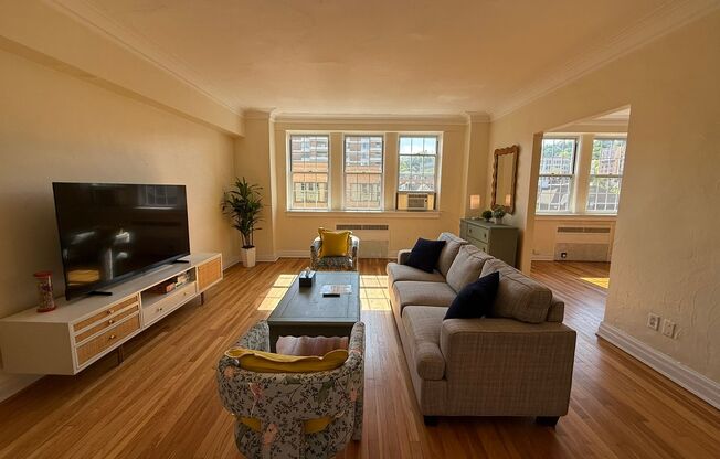 2 beds, 2 baths, 1,303 sqft, $3,000, Unit New King Edward  607