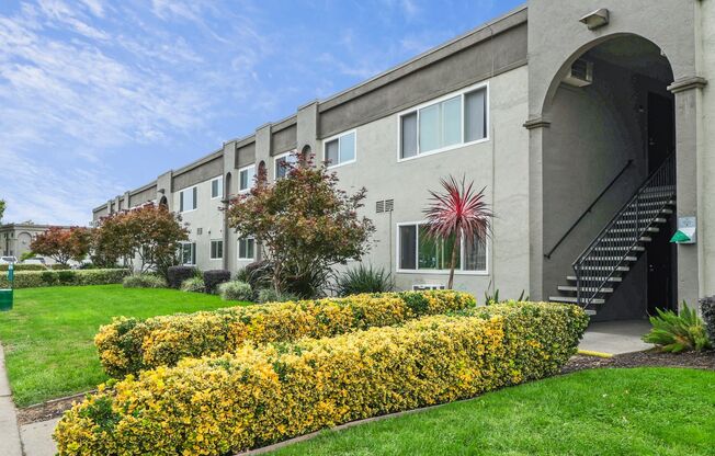 2 beds, 1 bath, 850 sqft, $1,675, Unit 9100-04