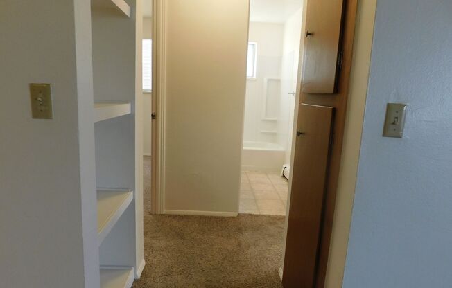 2 beds, 1 bath, 840 sqft, $1,000, Unit Unit 6